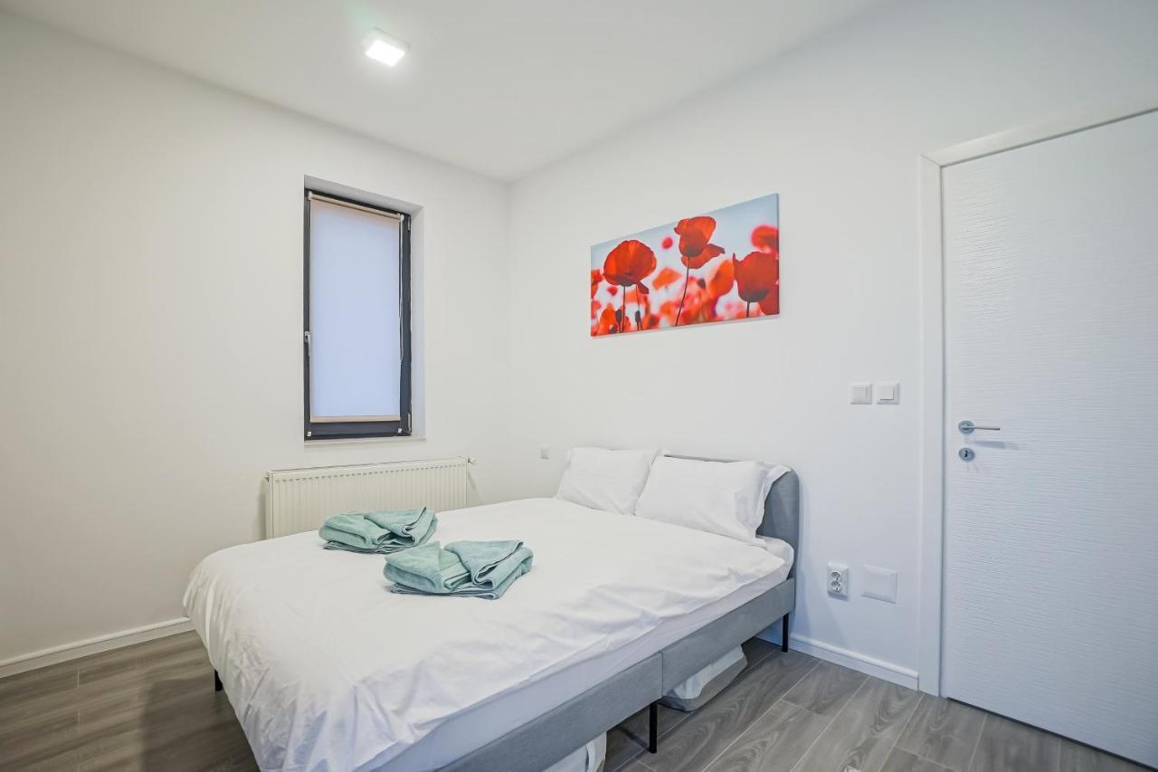 Bright Apartments Moments Away From Herastrau Park, Mall And Metro Bucharest Exterior photo